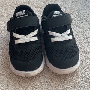 Nike flexexp baby/toddler sneakers. Size 5